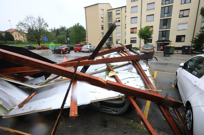 Na Ptuju je v zgolj pol ure padlo 52 litrov dežja na kvadratni meter, sunki vetra pa so presegali 100 kilometrov na uro. FOTO: Sašo Bizjak/Večer