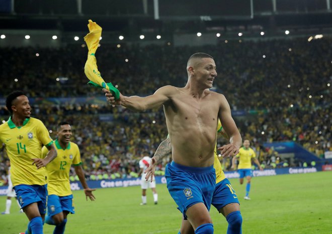 Richarlison je v 90. minuti z enajstmetrovke zabil gol za 3:1 in slavje na Maracani se je lahko začelo. FOTO: Reuters