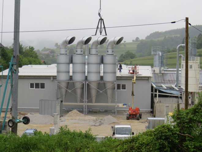 Tudi štirje dimniki, ki naj bi služili nasedlemu projektu kogeneracije, so postavljeni brez dovoljenj. FOTO: Bojan Rajšek/Delo