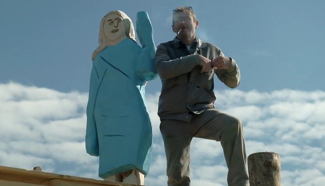 Pravzaprav sta za kipom Melanie dva moška: umetnik, ki ga je sponzoriral, in rokodelec Aleš Župevc - Maxi (na fotografiji), ki ga je naredil.&nbsp;<br />
Foto iz videa Brada Downeyja