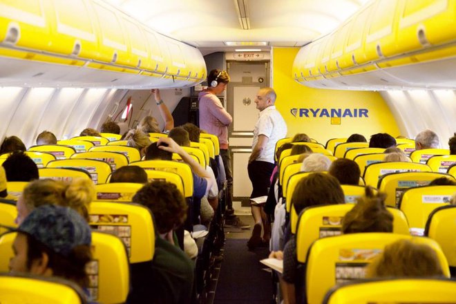 Z neljubim dogodkom se zdaj ukvarja lokalna policija. Fotografija je simbolična. FOTO: Ryanair