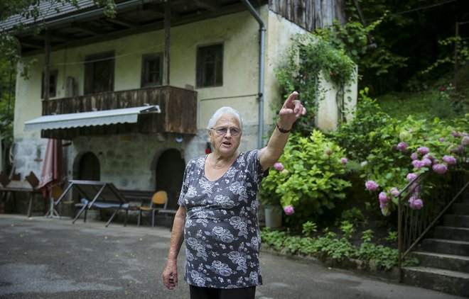 »Pozimi je malo hudo, dolgočasno, a poleti je vse polno ljudi,« pravi Jožefa Janežič. FOTO: Jože Suhadolnik