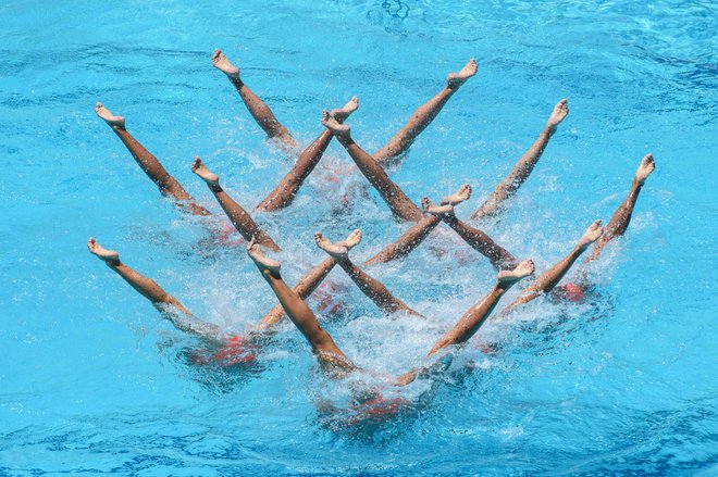 Zakaj je plavalno gibanje v vodi pomembno in koristno tudi za odrasle in starejše? Plavanje je tudi mentalna aktivnost, in ne samo &raquo;navadno&laquo; gibanje v vodi, odgovarja prof. dr. Jernej Kapus. Foto: AFP