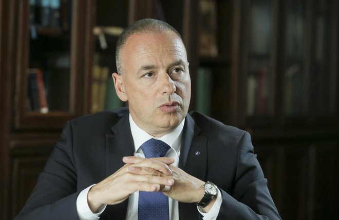 Mario Henjak je dobrega pol leta predsednik uprave Gorenjske banke, pred tem pa je služboval v Banki Koper (danes Intesa Sanpaolo) in Privredni banki Zagreb, do januarja lani je bil predsednik uprave Sberbank Hrvaška. Foto Jože Suhadolnik