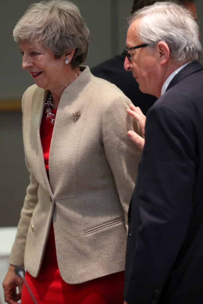 Odhajajoči predsednik evropske komisije Jean-Claude Juncker s prav tako odhajajočo britansko premierko Thereso May. Oba imata zdravstvene težave. FOTO: Reuters