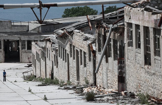 Jugoslovansko taborišče, ki je razdrobljeno po pustem otoku sredi Jadrana, še vedno buri domišljijo. FOTO: Jože Suhadolnik/Delo