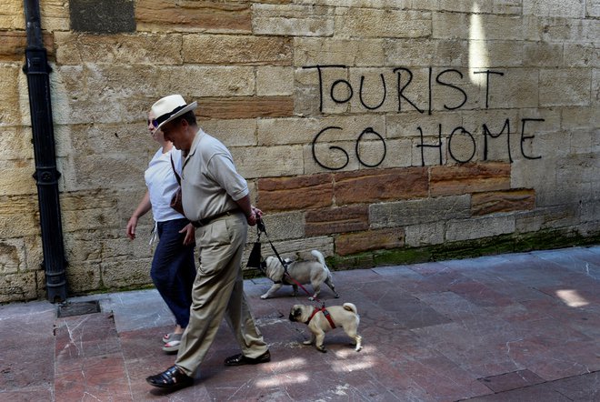 Španci so siti turistov, ki v velikih skupinah drejo na ulice njihovih mest. FOTO: Eloy Alonso/Reuters