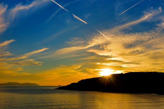 Iščemo varnost, toplino, lepše življenje in mnogi to najdejo v veri. Molitev je meditacija. Foto Marko Feist