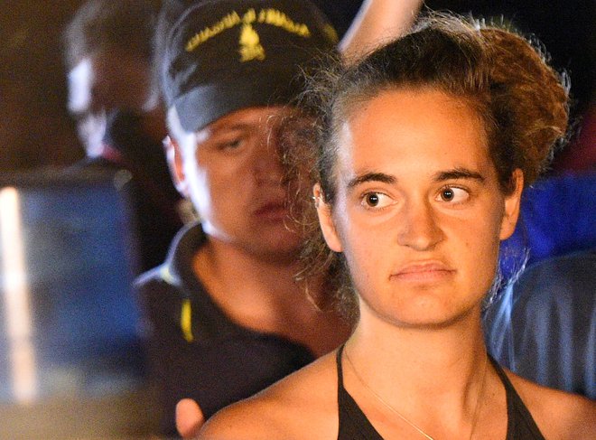 Carola Rackete 29. junija ni upoštevala navodil italijanske policije in z ladjo, polno migrantov in beguncev, na silo vplula v pristanišče na Lampedusi. FOTO: REUTERS