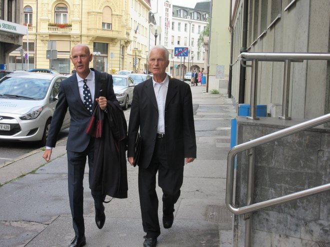 Mirko Krašovec (desno) z zagovornikom Velimirjem Cugmasom ob prihodu na včerajšnjo sejo senata celjskega višjega sodišča. FOTO: Špela Kuralt/Delo