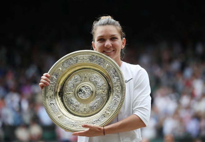 Krožnik Venus Rosewater je presenetljivo, a povsem zasluženo pristal v rokah Simone Halep. FOTO: Reuters