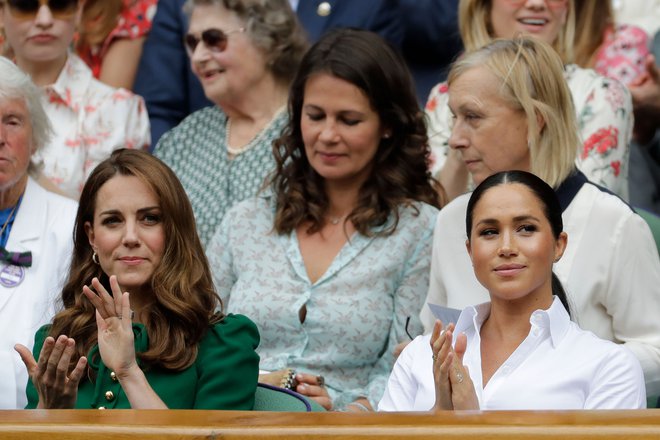 Finale Wimbledona je poseben tudi zavoljo kraljevske lože. Simona Halep se je posebej razveselila Kate Middleton (levo), medtem ko je Meghan Markle (desno) ena najboljših prijateljic Serene Williams. FOTO: AFP