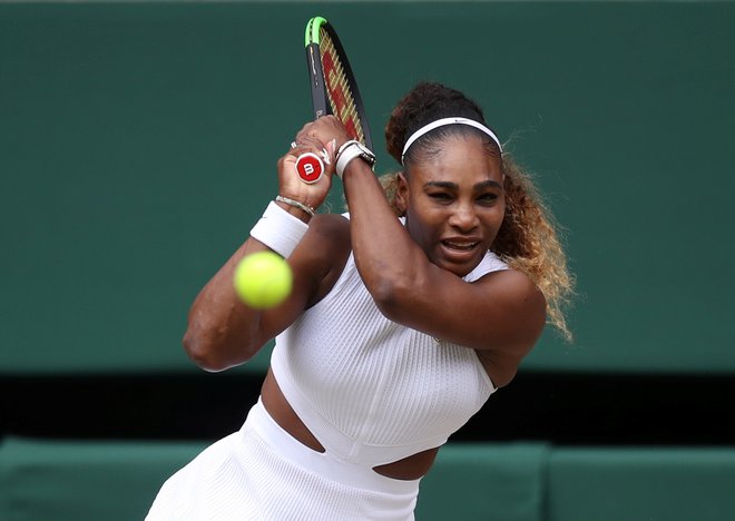 Ni veliko dvobojev, v katerih je Serena Williams tako nemočna, kot je bila v soboto. Izgubila je še tretji finale, ki bi ji lahko prinesel 24. lovoriko za veliki slam. FOTO: Reuters