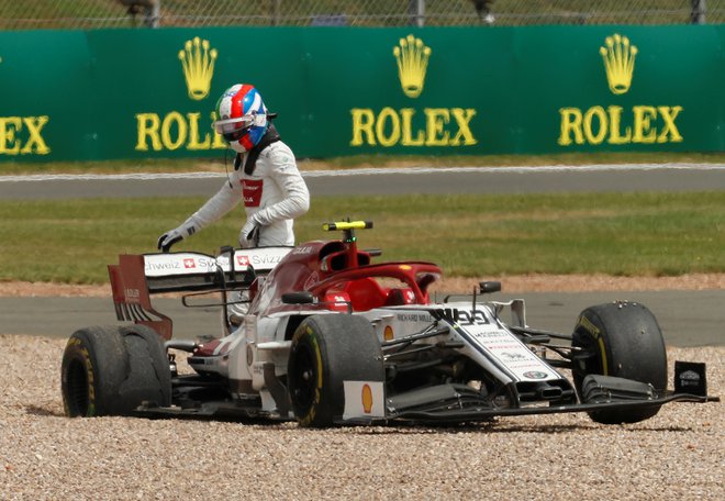 Antonio Giovinazzi je razbil dirkalnik in priklical varnostni avto. FOTO: Reuters