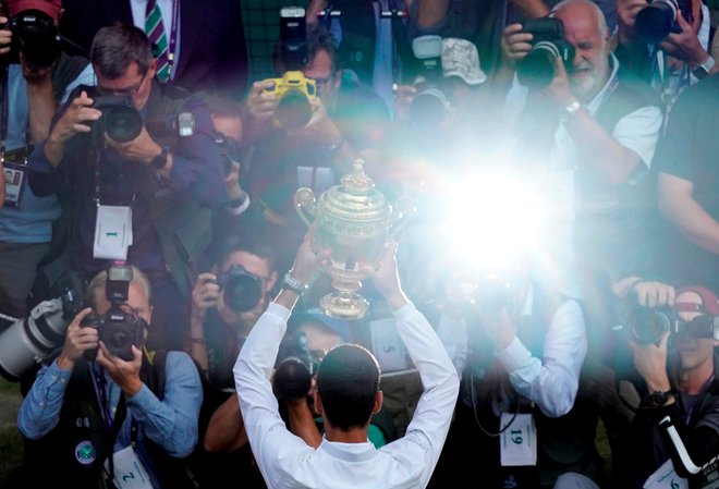 Novak Đoković je v finalu hodil po robu, a vendarle ubranil naslov in osvojil skupno peto wimbledonsko lovoriko. FOTO: Reuters