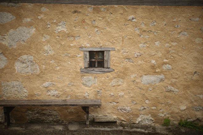 Detajl z nekdanje Lamutove hiše, današnega informativnega centra v Velikem Nerajcu. Foto Jure Eržen