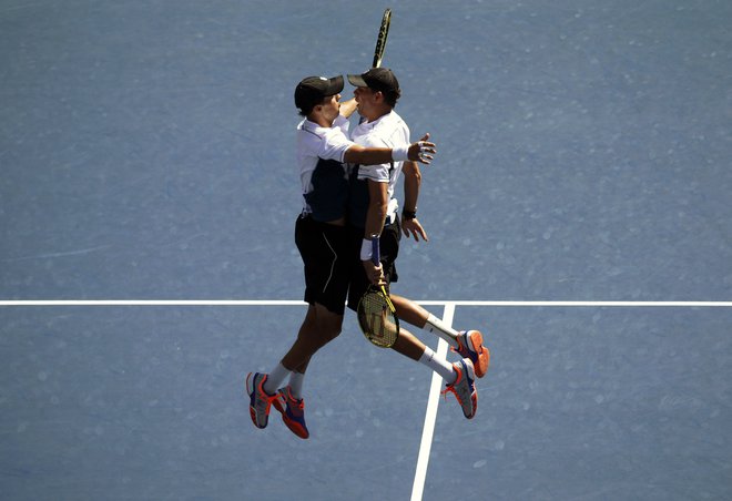 ▼ Zaščitni znak najuspešnejših teniških dvojčkov Boba in Mika Bryana je bil skok z dotikom prsi. FOTO: Reuters