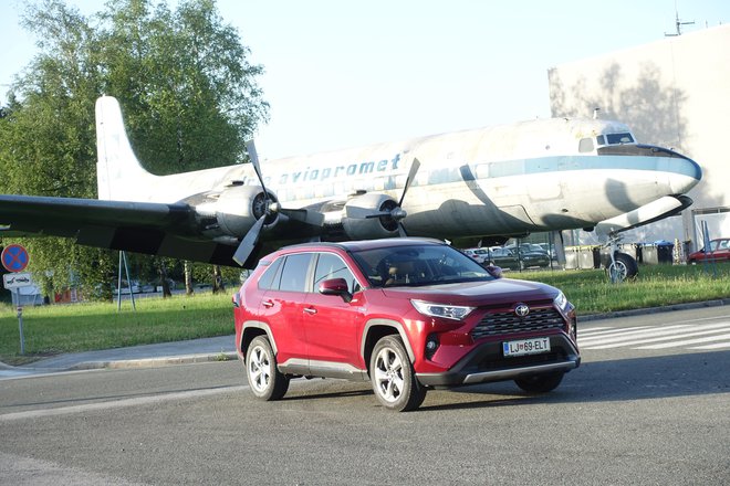 Toyota RAV4 je dobro znani SUV, ki se v novi generaciji na cesti pojavlja predvsem s hibridnim pogonom.<br />
Foto Gašper Boncelj