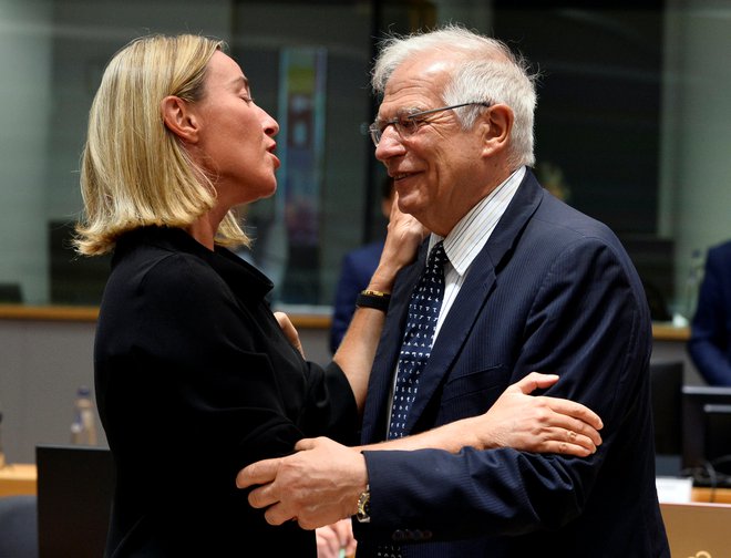 Visoka predstavnica EU za zunanjo politiko Federica Mogherini v družbi svojega naslednika, španskega zunanjega ministra Josepa Borrella. FOTO: REUTERS/Johanna Geron