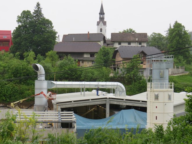 Nelegalni dimniki v Gabrovki so bili sprva usmerjeni proti šoli, vrtcu in cerkvi, a so jih kasneje preusmerili. FOTO: Bojan Rajšek