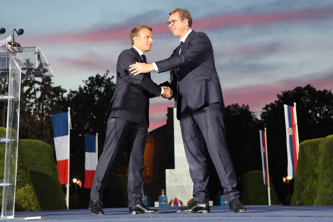 French president Emmanuel Macron (L) shakes hands with Serbian president Aleksandar Vucic during a ceremony marking the inauguration of the restored "Monument of Gratitude to France" at the Kalemegdan parc on July 15, 2019, in Belgrade, as part of Macront's two-day state visit to Serbia. (Photo by Ludovic MARIN / AFP)