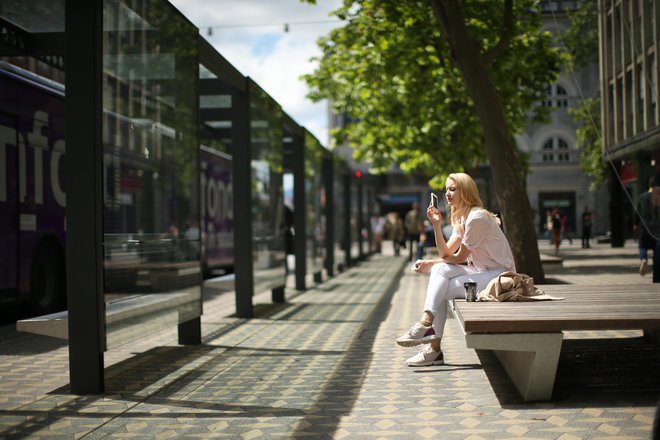 Z aplikacijami so si potniki skrajšali nepotrebno čakanje na avtobus. FOTO: Jure Eržen/Delo