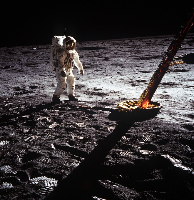 Aldrin ob pristajalni nogi lunarnega vozila. Foto Nasa