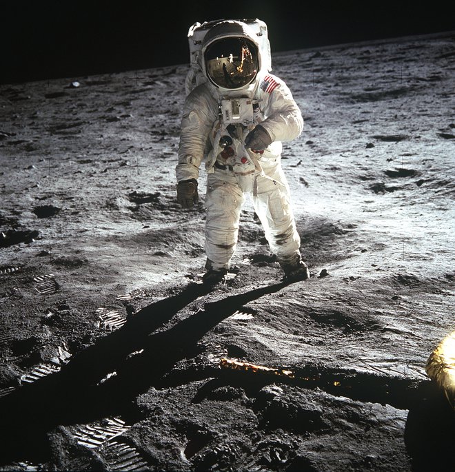 Aldrin med hojo po Luni. Večino posnetkov je napravil Armstrong, zato je na njih v glavnem Aldrin. Foto Nasa