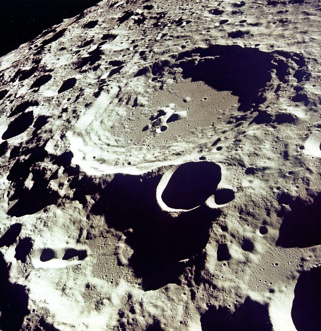 Groba površina Meseca je Collinsu zbujala občutek negostoljubnosti. »Nisem se počutil povabljenega.« Foto Nasa