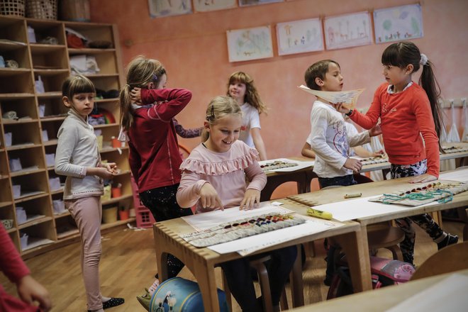 Vlada meni, da ne drži, da bodo zaradi navedenega razlikovanja ogroženi obstoječi zasebni vrtci in osnovne, srednje oziroma višje strokovne šole, ki izvajajo javno veljavni program. FOTO: Uroš Hočevar/Delo