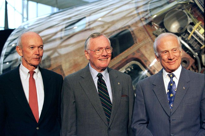 Takole se je 20. julija 1999 zbrala trojica iz Apolla 11: Michael Collins (levo), Neil Armstrong in Edwin Aldrin - Buzz. Trideset let po zgodovinskem podvigu so prejeli odlikovanja v Muzeju letalstva in vesolja Smithsonian. Foto Reuters