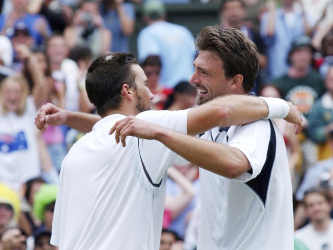 Takole sta se objela z Goranom Ivaniševićem po finalu Wimbledona leta 2001, v katerem je slavil Hrvat. Ostala sta zelo dobra prijatelja. Včeraj sta se merila na ekshibiciji v Umagu. FOTO: Reuters