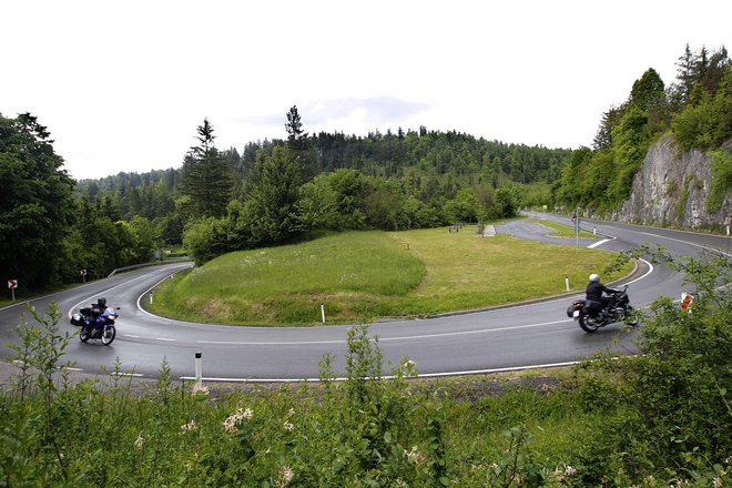 Zaradi napačnega prehitevanja in prehitre vožnje so motoristi prepogosto žrtve prometnih nesreč. FOTO: Mavric Pivk/Delo