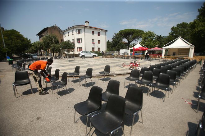 Priprave na večerno kulturno prireditev na Trgu Ervope, na slovensko-italijanski meji. Foto Jure Eržen/delo