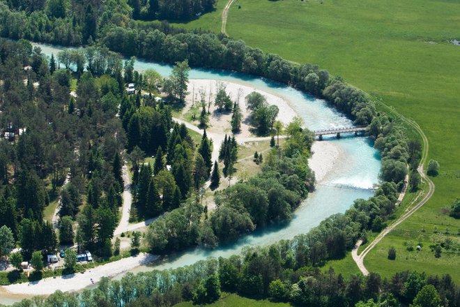 Ob kampu Šobec teče hladna Sava Dolinka, v kateri najbolj pogumni tudi zaplavajo, še raje zaveslajo. Na Šobcu pa se lahko pohvalijo tudi z naravnim jezerom. Foto Rožle Bregar