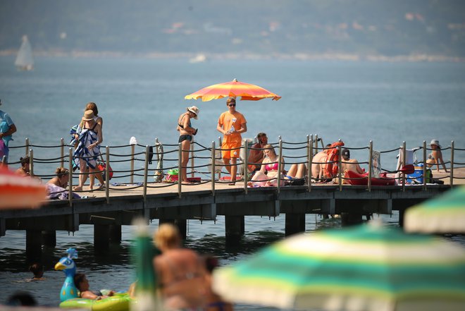 Morje ima svoj čar, čeprav čedalje več ljudi prisega na bazene. Gneča na portoroški plaži. Foto Jure Eržen