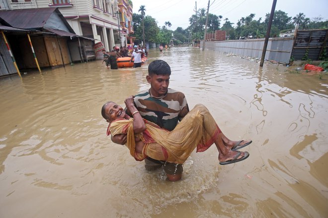 Poplave v indijskem mestecu Baldakhal. FOTO: Jayanta Dey/REUTERS