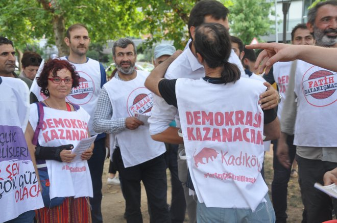 Udeleženci protesta v parku Yoğurtçu na azijski strani Istanbula. Na jopičih protestnikov piše Demokracija bo zmagala. FOTO: Branko Soban