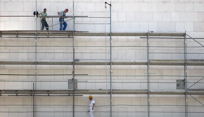 Z izdajo gradbenih dovoljenj v prvi polovici leta je bilo predvidenih 1716 stanovanj ali za osem odstotkov več kot s tistimi, ki so bila izdana v istem obdobju lani; njihova površina naj bi bila večja za tri odstotke. FOTO: Roman Šipić/Delo