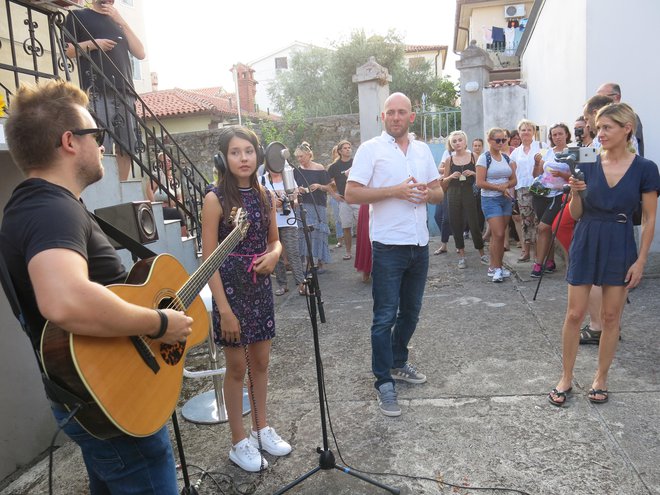 Utrinek z odprtja fotografsko-likovne razstave v Sončni dvorani v Izoli Foto Zdenko Matoz