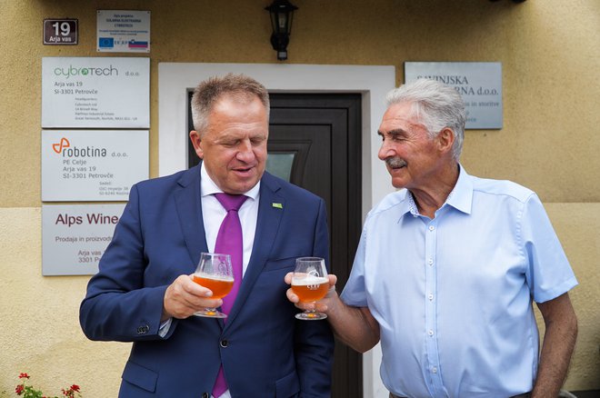 Minister Zdravko Počivalšek in Franci Žužej, najstarejši moški na družinskem posestvu s hmeljišči in zdaj tudi proizvodnjo piva. FOTO: Brane Piano