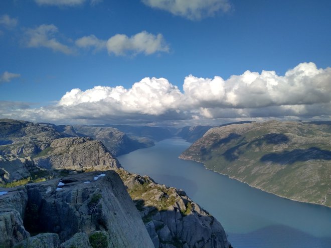 Z vrha Preikestolna se odpre čudovit razgled na 42 kilometrov dolg Lysefjord. FOTO: Mojca Finc