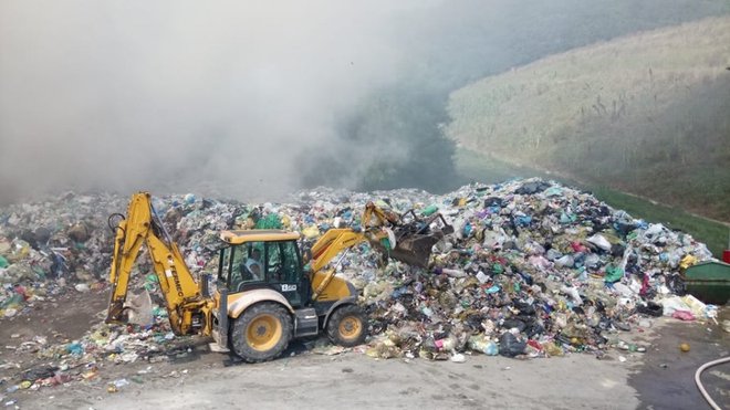 Po podatkih vodje intervencije Denisa Slavca iz Gasilske brigade Koper so zagorele večinoma plastika, embalaža in sveče, in sicer na območju, velikem okoli 50 krat 50 metrov. FOTO: Gasilska brigada Koper