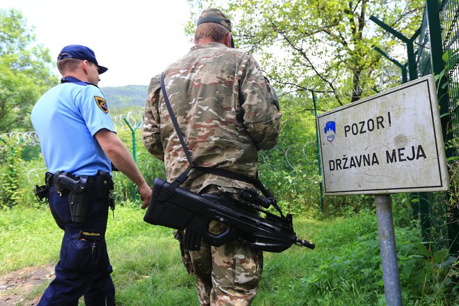 Vojaki od novembra 2015 s policijo sodelujejo tudi pri postavljanju in vzdrževanju začasnih tehničnih ovir. FOTO: Tomi Lombar