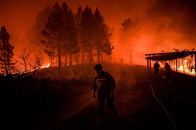 Devido aos incêndios, várias estradas nacionais e outras estão fechadas na região de Castelo Branco, e moradores de várias aldeias também foram evacuados por precaução.  FOTO: Patrícia De Melo Moreira/AFP