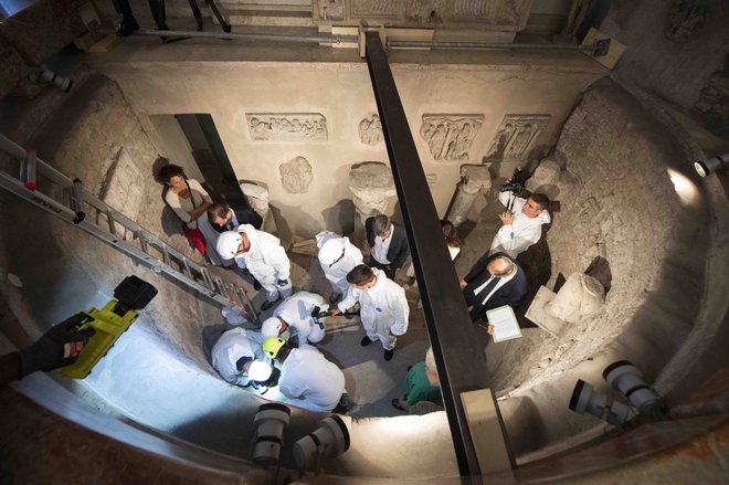 Vatikan se je (sicer precej nerad) strinjal, da forenziki odprejo grobnici. FOTO: AFP