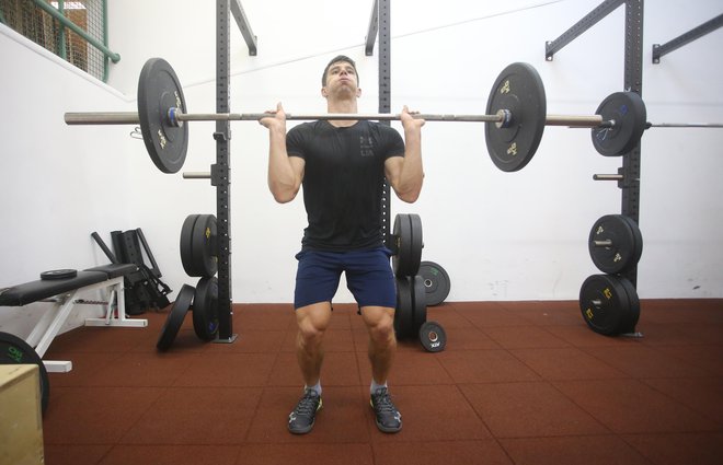 Žan Kranjec velja za enega od telesno najbolje pripravljenih smučarjev v svetovnem pokalu. Takole je dvigoval uteži včeraj na Rogli. FOTO: Tadej Regent/Delo