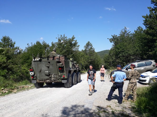 Pripadniki Slovenske vojske pri delu uporabljajo večino sredstev, ki jih ima vojska v svoji uporabi, od opreme za opazovanje do oklepnih vozil. FOTO: Slovenska vojska