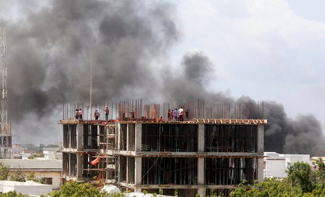 Bomba je eksplodirala pred hotelom v bližini mednarodnega letališča, nato pa je sledilo še streljanje. FOTO: Feisal Omar/Reuters