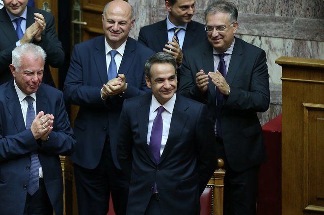 Aplavz ministrov nove vlade premieru Micotakisu. FOTO: Costas Baltas/Reuters